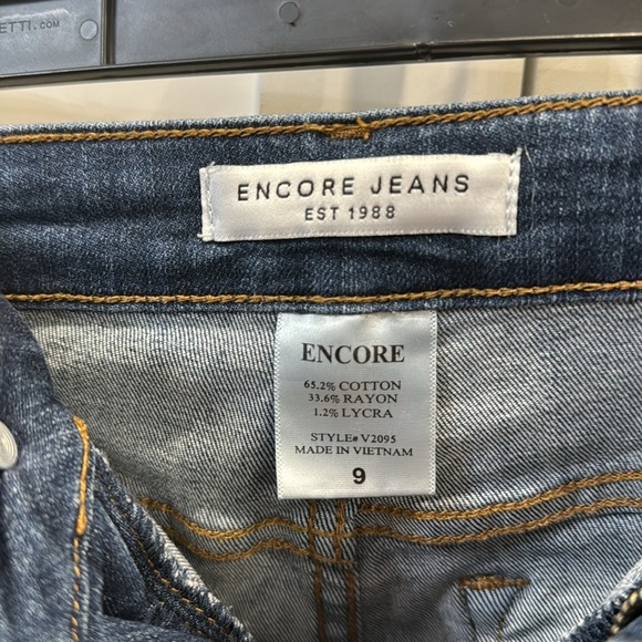 Women’s Encore size 9 jeans in excellent condition. - Picture 2 of 3